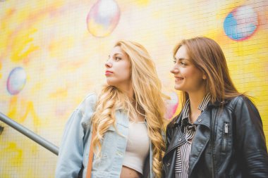 poz ve eğlenmek kızlar 