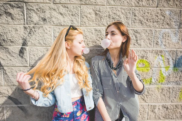 Vänner som spelar med bubblegum i förorter — Stockfoto