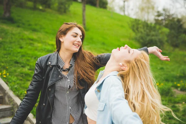 Девушки с широко распростертыми объятиями весело проводят время — стоковое фото