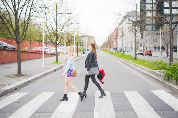 Amici che camminano per la città — Foto Stock