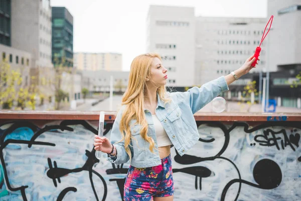 Blond Kaukasische meisje speelt met bubble zeep — Stockfoto