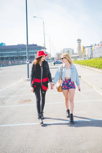 Donne che camminano all'aperto in città — Foto Stock