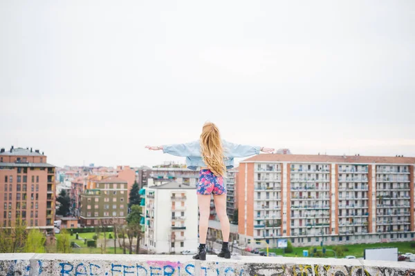 geniş açık kollar ile kız