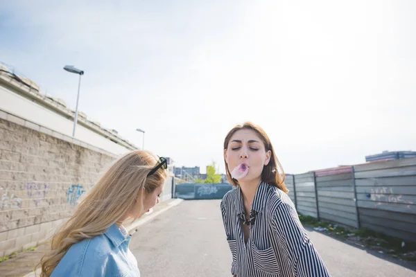 Donne che giocano con gomma da masticare — Foto Stock