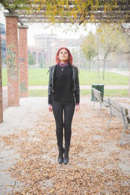 Kızıl saçlı kadın atlama 