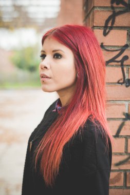 Kızıl saçlı kadın uzak arıyor 