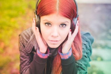 Kulaklıkla müzik dinleyen kadın 