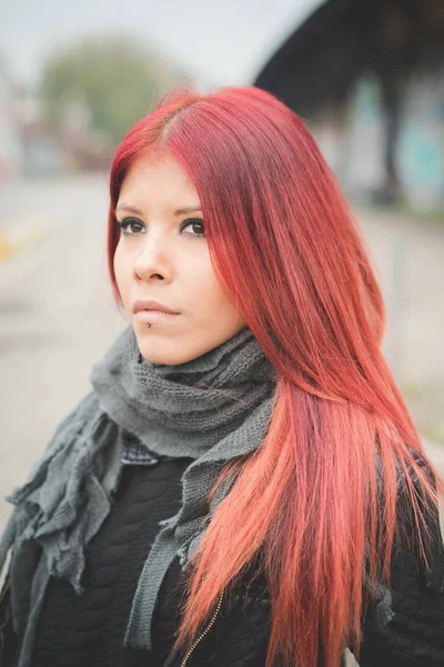 Rote Haare venezolanische Frau sieht weg — Stockfoto