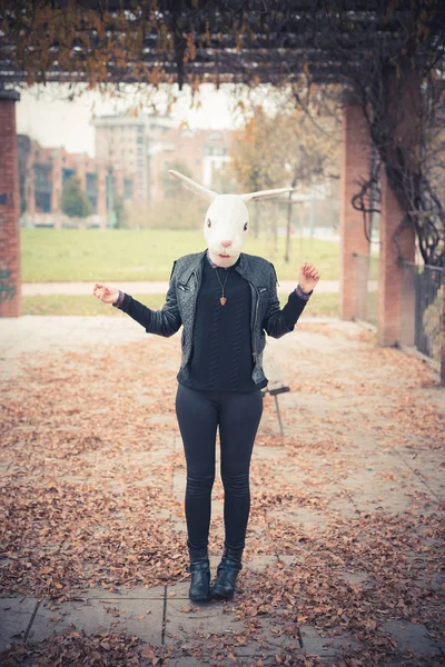 Женщина в маске кролика на открытом воздухе — стоковое фото