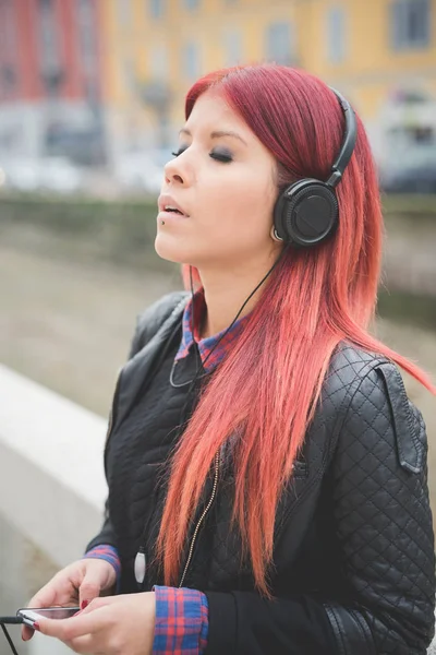 Mulher venezuelana ouvir música — Fotografia de Stock