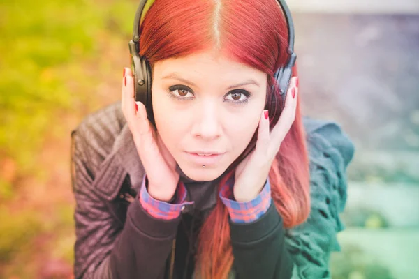 Frau hört Musik mit Kopfhörern — Stockfoto