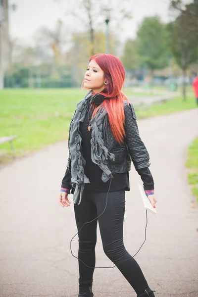 Woman listening music walking — Stock Photo, Image