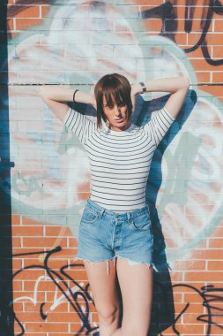 Genç, güzel bir kadın poz veriyor. Etkileyici, mankenlik, moda anlayışı.