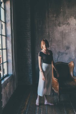 Genç ve güzel bir kadın kameraya poz veriyor. Moda, modellik konsepti.