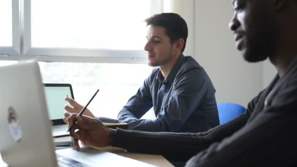 Multiraciale Zakelijke Mensen Die Samenwerken Verband Met Technologische Apparaten Zoals — Stockvideo