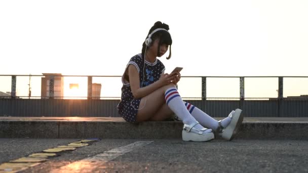 Joven Hermosa Asiática Inconformista Mujer Escuchando Música Con Auriculares Teléfono — Vídeo de stock