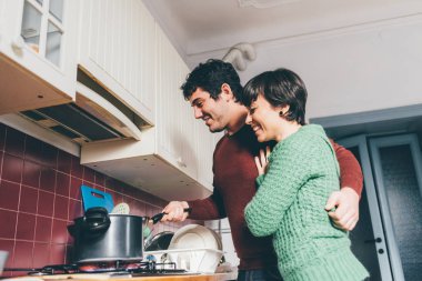 Birlikte yemek pişiren çift.