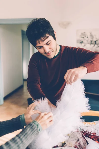 Man and woman decorating christmas tree — Stock Photo, Image