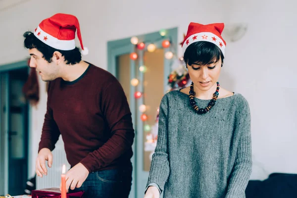 Uomo e donna coppia avvolgendo regalo di Natale — Foto Stock