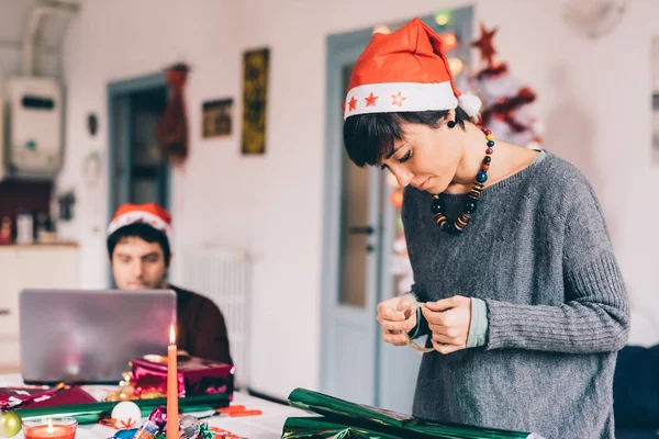 kadın Noel hediyesi sarma 