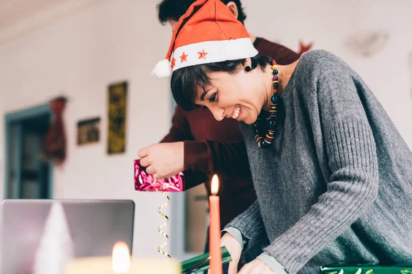 adam ve kadın çift Noel hediyesi kaydırma 