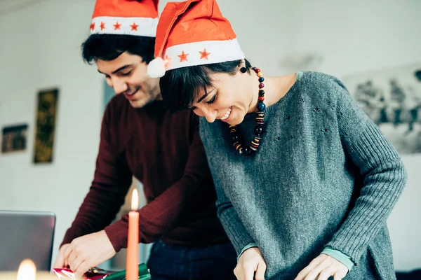 Pareja envolviendo regalo de Navidad —  Fotos de Stock