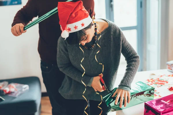 Paar inwikkeling kerstcadeau — Stockfoto