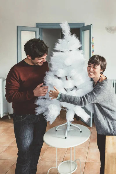 Uomo e donna decorazione albero di Natale — Foto Stock