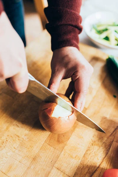 adam kesme soğan yemek için 