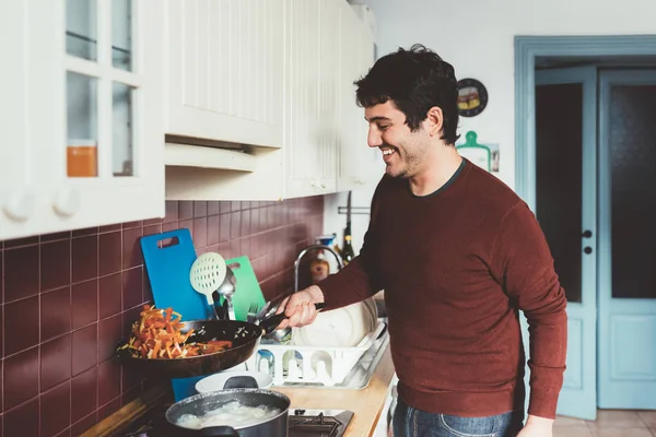 Mężczyzna gotowanie na kuchni — Zdjęcie stockowe