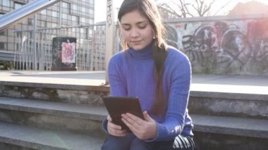 Dışarıdaki genç kadın tablet el kamerası kullanıyor gülümsüyor - müşteri, sosyal ağ, teknoloji konsepti