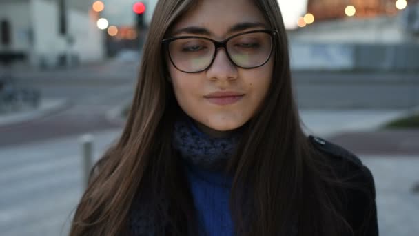 Porträtt Ung Vacker Östlig Kvinna Staden Solnedgång Tittar Kameran Leende — Stockvideo