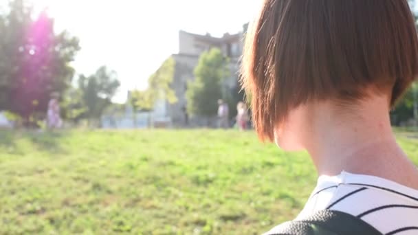 Vista Trasera Retrato Joven Hermosa Mujer Posando Aire Libre Luz — Vídeos de Stock