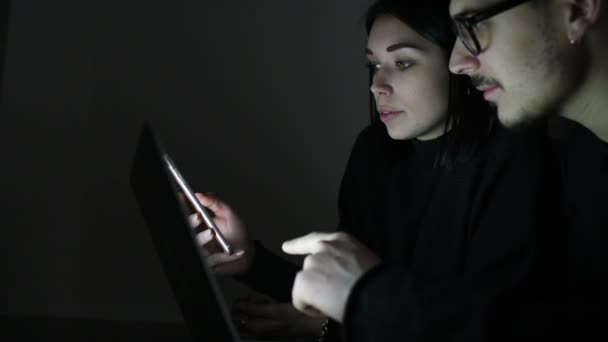 Jonge Vrouw Jonge Vrouw Binnen Appartement Bij Duisternis Met Behulp — Stockvideo