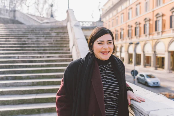 Portret Jonge Vrouw Zoek Camera Glimlachen Lachen Plezier Hebben Andere — Stockfoto