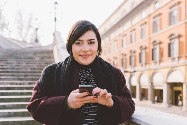 Retrato Una Mujer Joven Mirando Cámara Sonriendo Sosteniendo Teléfono Inteligente —  Fotos de Stock