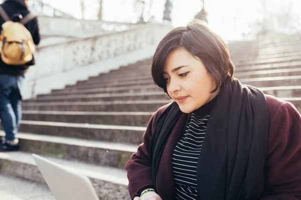 Jonge Vrouw Buiten Met Behulp Van Computer Zakenvrouw Werken Afstand — Stockfoto