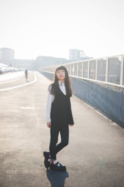 Kadın kameraya bakıp gülümsüyor. 