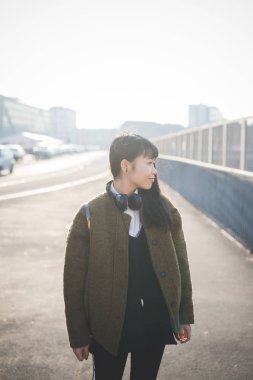 kadın açık gülümseyerek poz