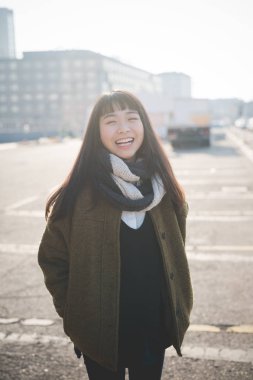 kamera gülümseyen arayan kadın 