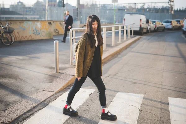 Mulher andando ao ar livre rindo — Fotografia de Stock