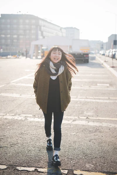 Kobieta spaceru, odkryty śmiejąc się — Zdjęcie stockowe