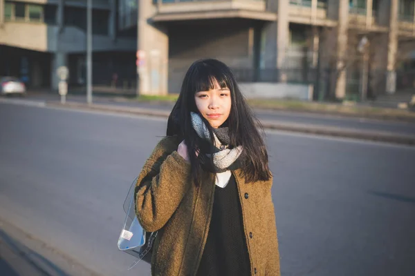 Woman looking at camera smiling — Stock Photo, Image