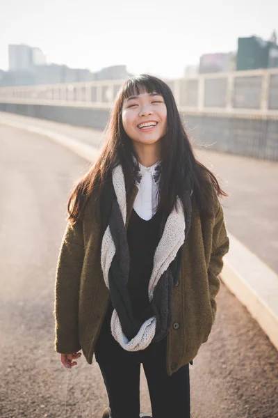 Femme regardant la caméra souriant — Photo