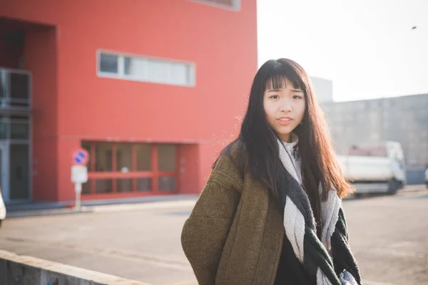 Vrouw kijken naar camera in stad ernstige — Stockfoto