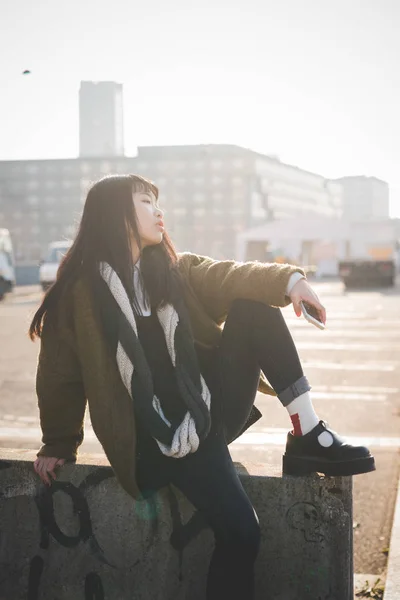 Woman looking over, sitting in city — Stock Photo, Image