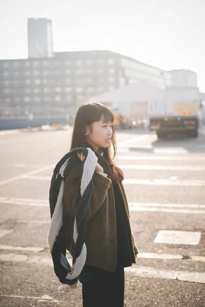 Femme posant dans la ville — Photo