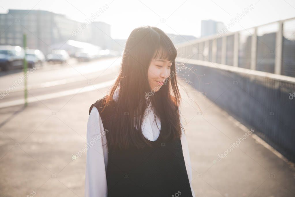 woman posing outdoor smiling