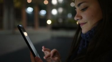 Tablet el tutuşuyla dışarıda gezen genç iş kadını touchscren arıyor. Küçük işletme, iletişim, teknoloji konsepti.