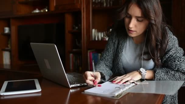 Νεαρή Όμορφη Ανατολική Γυναίκα Εσωτερική Κάθεται Στο Γραφείο Γράφοντας Μουσική — Αρχείο Βίντεο